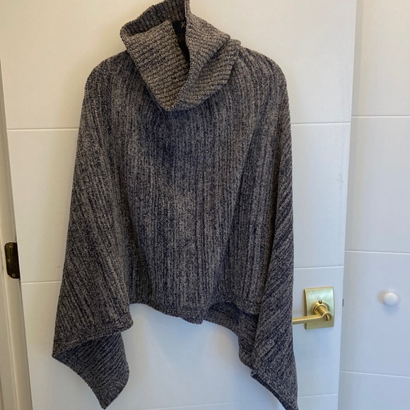 Barefoot Dreams Cozy Chic poncho - Picture 1 of 4